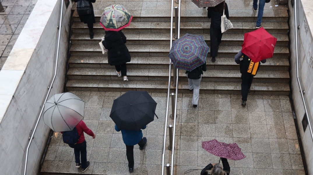 Καιρός, περαστικοι, βροχη
