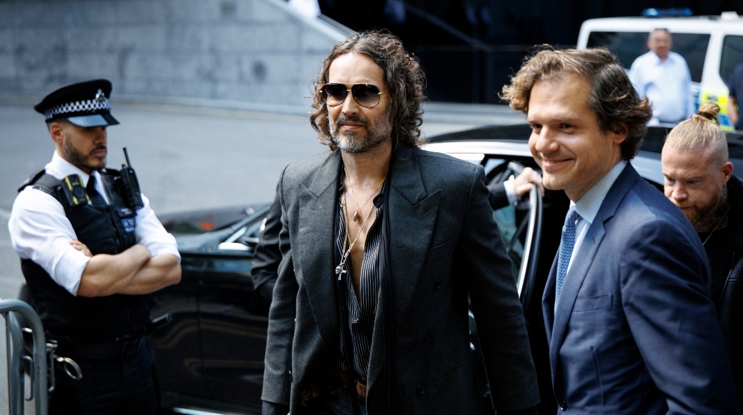 Ο Ράσελ Μπραντ στο Δικαστήριο του Σάουθγουορκ 