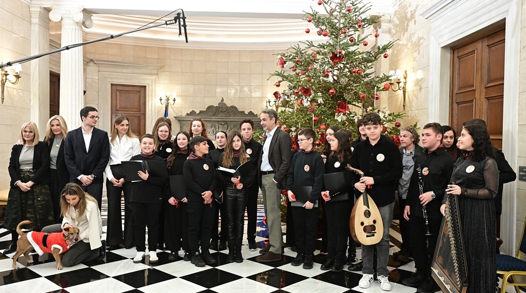 Ο Κυριάκος Μητσοτάκης άκουσε τα κάλαντα των Χριστουγέννων από μαθητές του Μουσικού Σχολείου Αλίμου