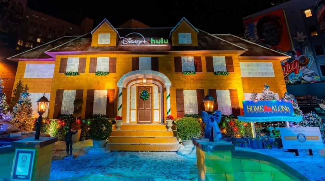 Γιγάντιο σπίτι της ταινίας «Home Alone» από τζίντζερμπρεντ στο Λος Άντζελες
