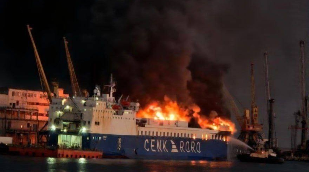 Φορτηγό πλοίο φλέγεται στο λιμάνι της Οδησσού