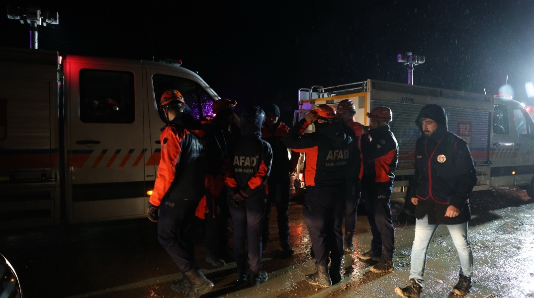 Σωστικά συνεργεία προσπαθούν να απεγκλωβίσουν επιζώντες