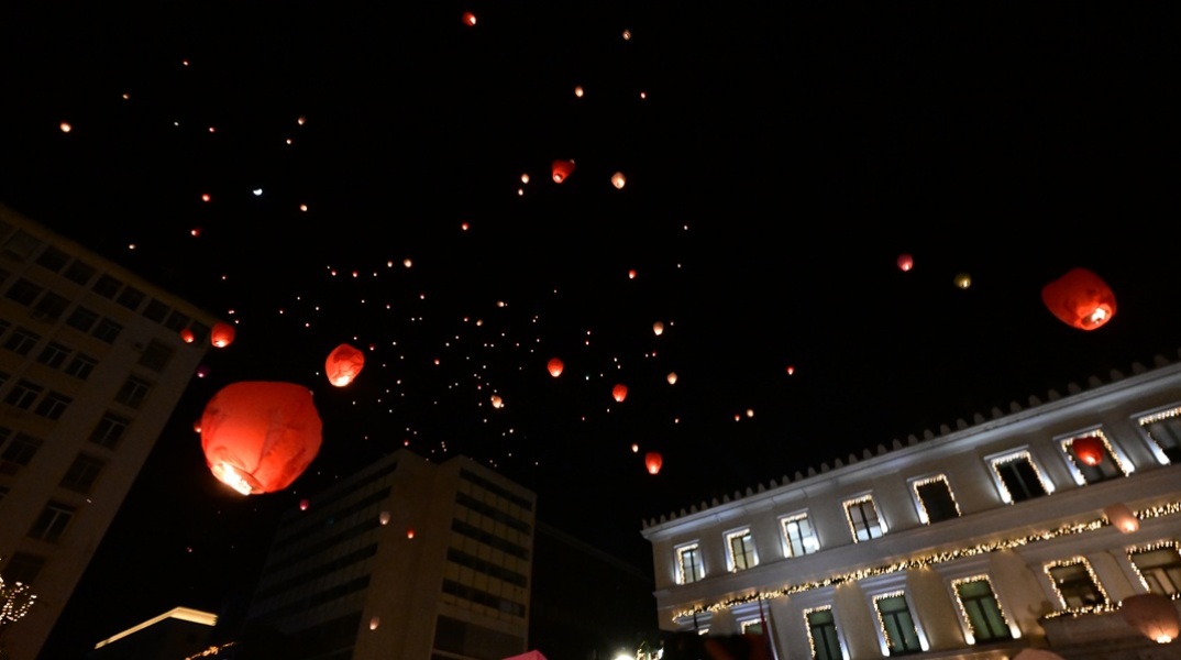 Γέμισε φαναράκια ο αττικός ουρανός για τη «Νύχτα των Ευχών» στην πλατεία Κοτζιά - Μαγευτικές εικόνες