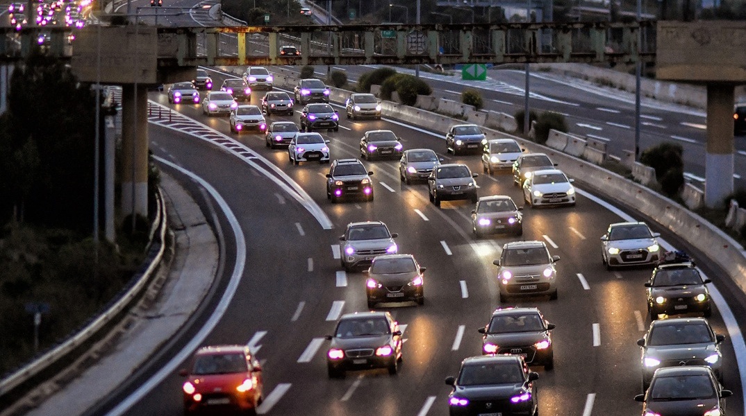 Γολγοθάς η επιστροφή των εκδρομέων στην Αθήνα - Ατελείωτες ουρές χιλιομέτρων
