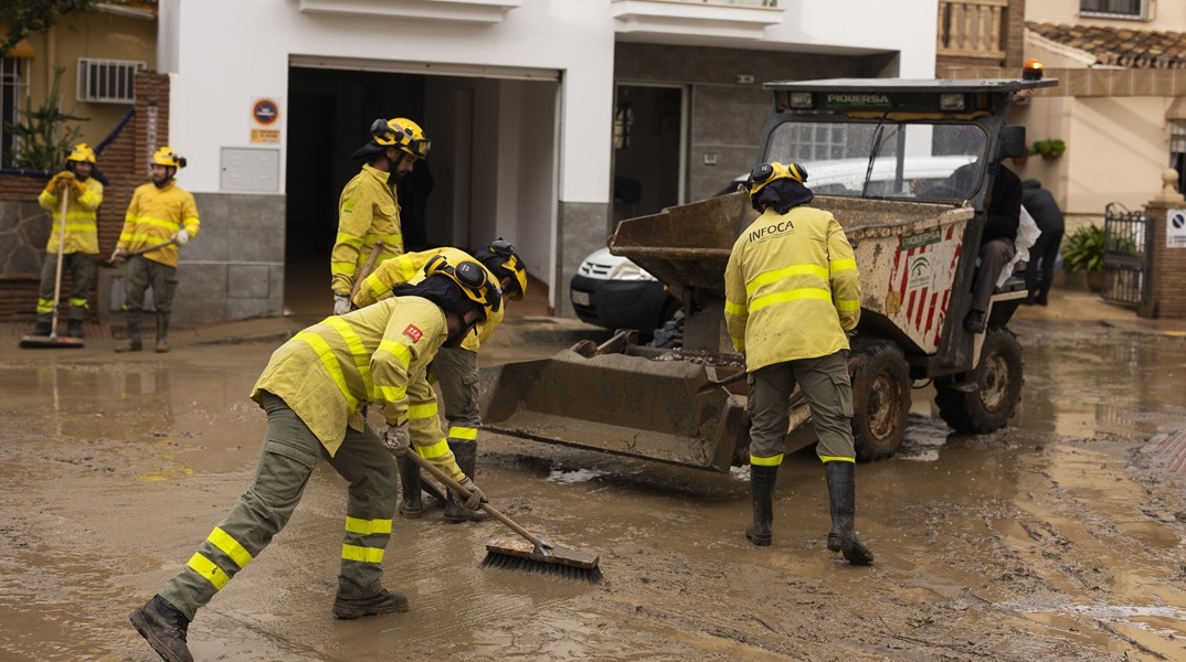 Τρεις αγνοούμενοι από τις καταρρακτώδεις βροχές και πλημμύρες στην νότια Ισπανία