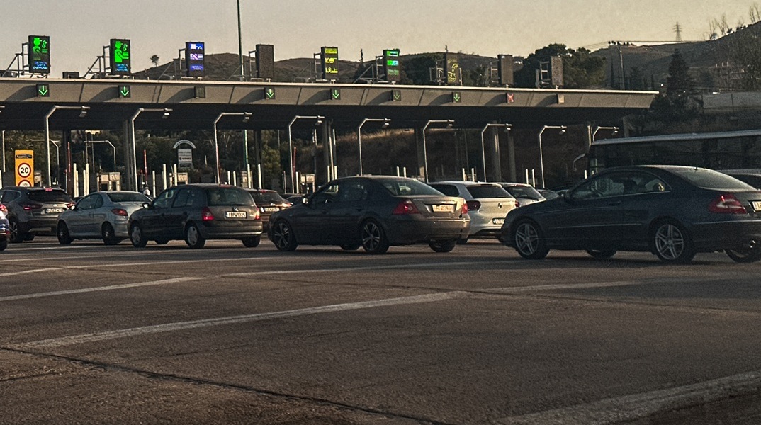 Μετ΄ εμποδίων η επιστροφή των εκδρομέων στην Αθήνα - Ουρές χιλιομέτρων στο Μαρτίνο