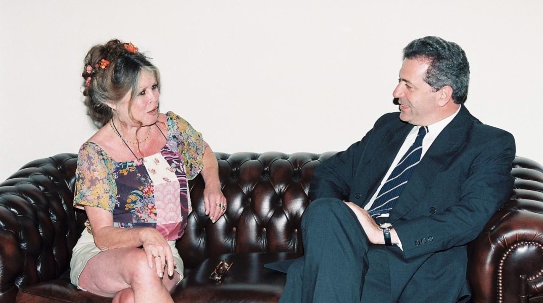 Ο Αβραμόπουλος αποχαιρετά τη Μπριζίτ Μπαρντό