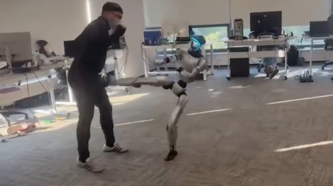 ρομπότ κλωτσάει άνδρα στα γεννητικά του όργανα