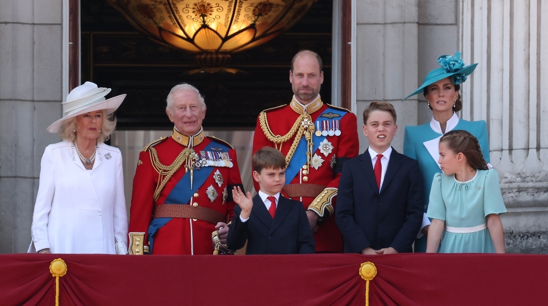 Ο πρίγκιπας Ουίλιαμ με τη βασιλική οικογένεια στο Λονδίνο