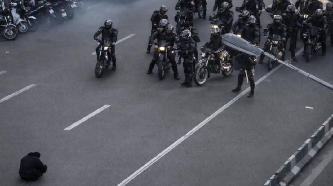 Ιράν: Το βίντεο ενός διαδηλωτή απέναντι στις αστυνομικές δυνάμεις κάνει το γύρο του διαδικτύου