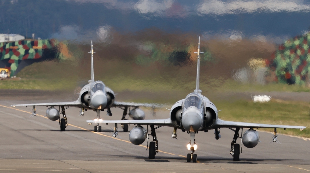 Mirage 2000 της Ταϊβάν ετοιμάζονται για απογείωση από την αεροπορική βάση της Χσιντσού 