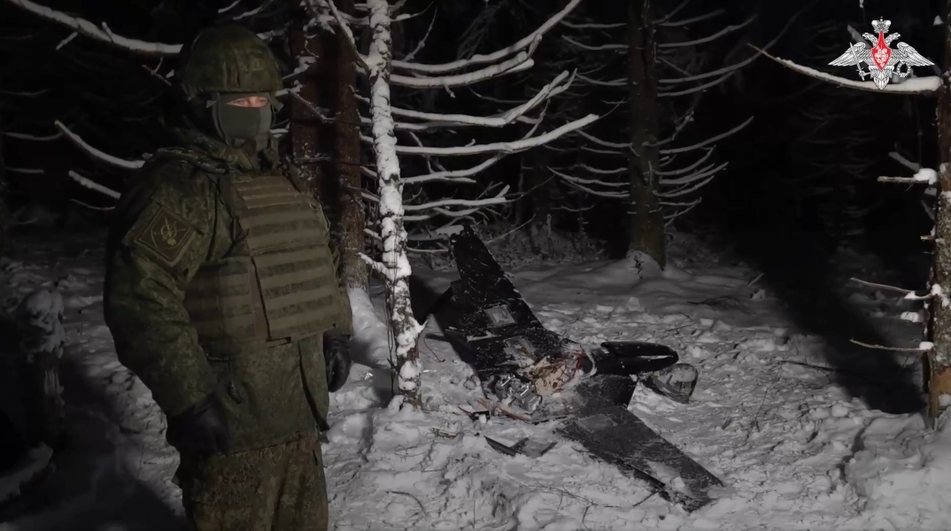 Ρώσος σταρτιωτικός δίπλα σε κατεστραμμένο drone