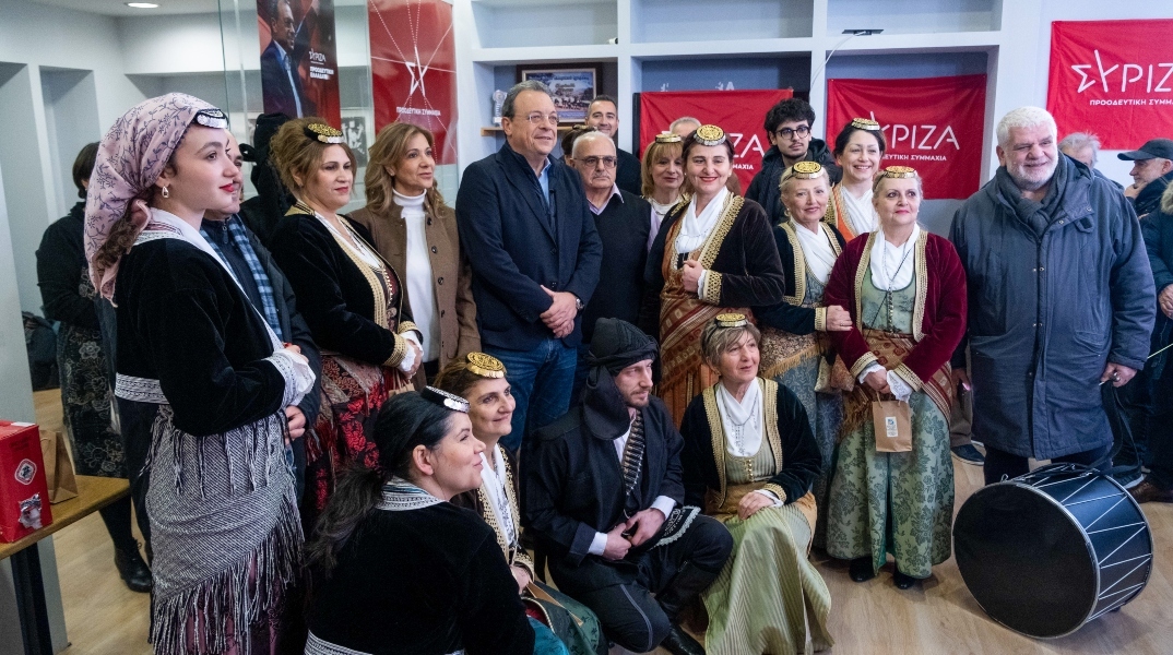 Κάλαντα της Πρωτοχρονιάς στον πρόεδρο του ΣΥΡΙΖΑ-Προοδευτική Συμμαχία Σωκράτη Φάμελλο, από το χορευτικό τμήμα της αδελφότητας Κρωμναίων Καλαμαριάς