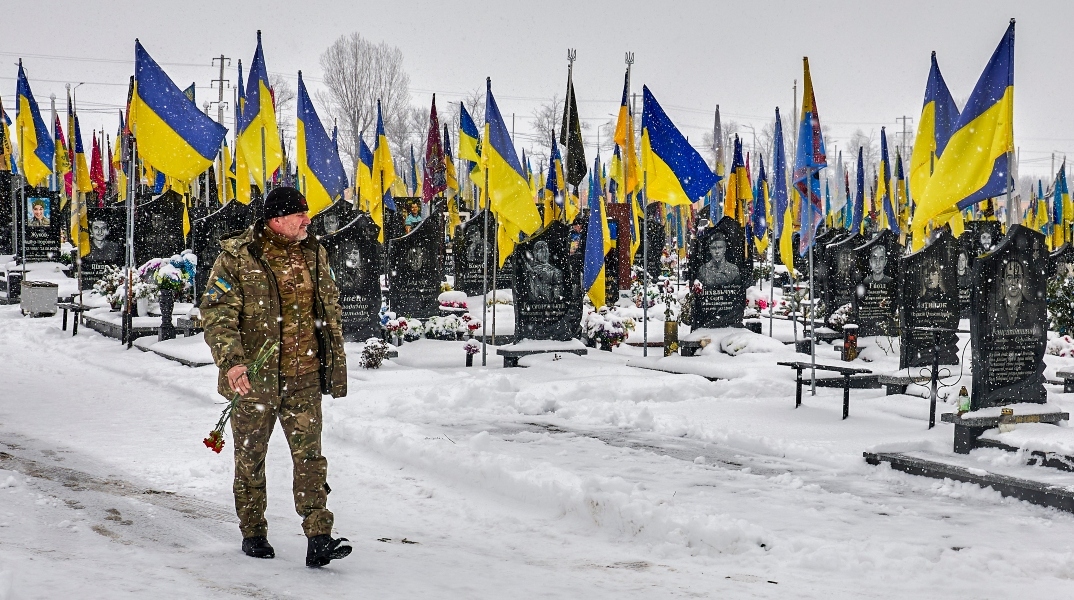 Ουκρανός στρατιώτης στο στρατιωτικό νεκροταφείο του Χάρκοβο