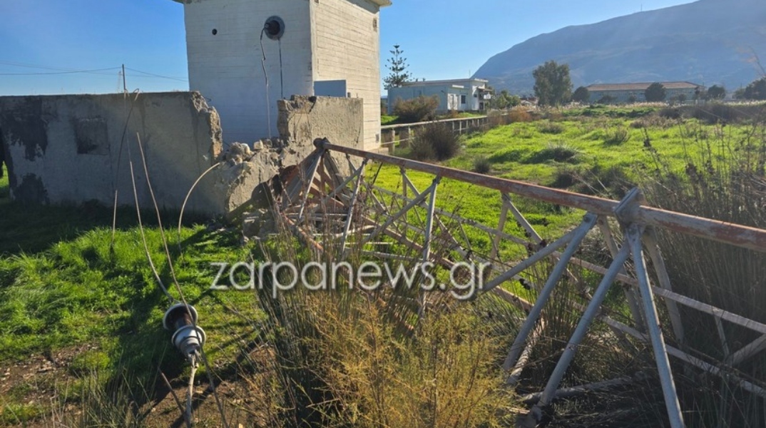 Έπεσε η κεραία του πομπού Μεσαίων της ΕΡΤ στην Σούδα