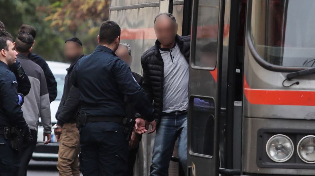 H προσαγωγή στη δίκη των δύο αστυνομικών που κατηγορούνται για κακοποίηση των παιδιών τους