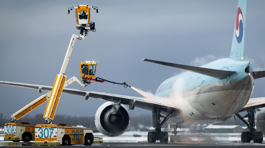 Καθαρισμός αεροσκάφους από τον πάγο στο αεροδρόμιο του Άμστερνταμ
