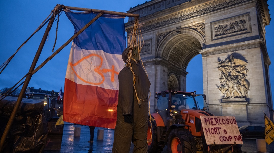 Τρακτέρ στην Αψίδα του Θριάμβου – Γάλλοι αγρότες διαμαρτύρονται στο Παρίσι για τη συμφωνία ΕΕ-Mercosur