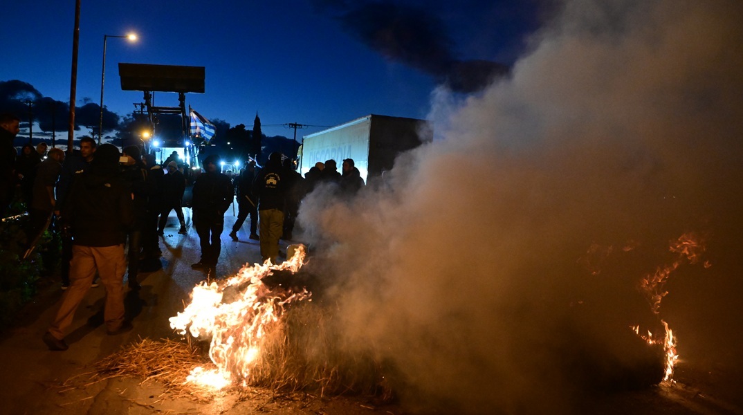 Ένταση στο μπλόκο της Θήβας μεταξύ αγροτών και Αστυνομίας - Άναψαν φωτιά σε άχυρα