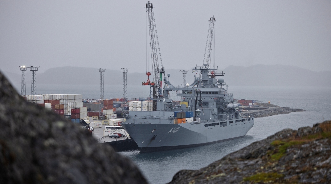 Σκάφος του Γερμανικού ναυτικού στο λιμάνι Νουούκ της Γροιλανδίας