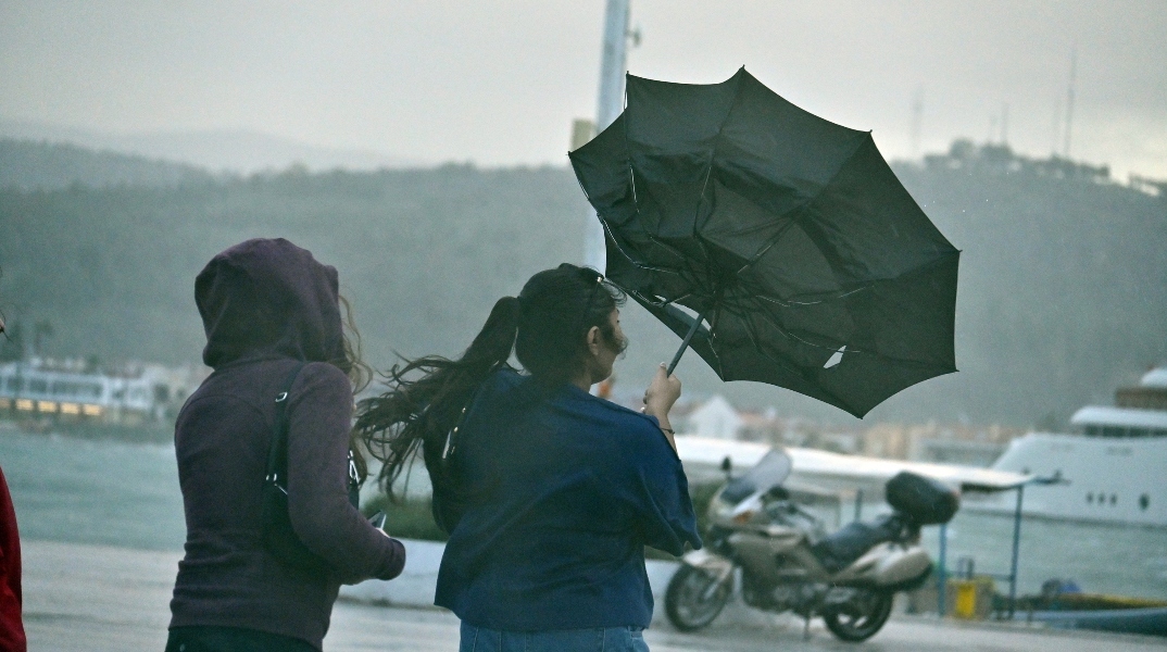 Καιρός, περαστικοι, βροχη