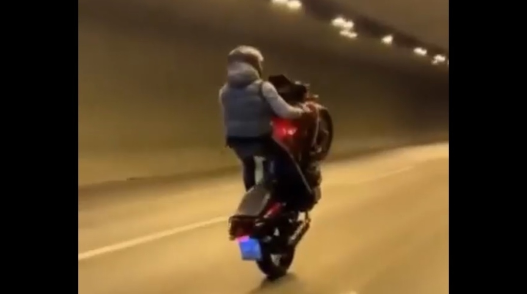 μηχανη κανει σούζες