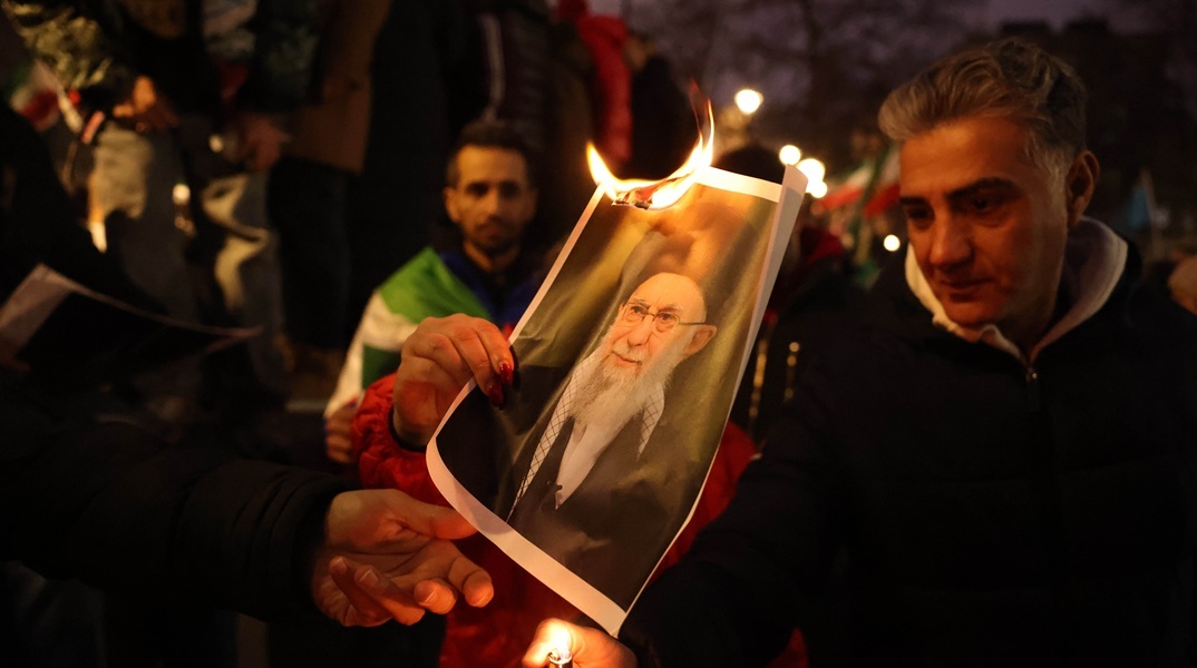 Σε κρίσιμο σταυροδρόμι το Ιράν: Τα τέσσερα πιθανά σενάρια για την Ισλαμική Δημοκρατία