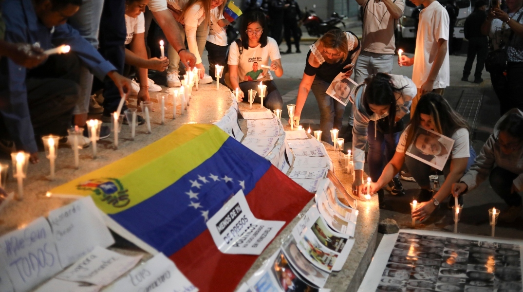 Συγγενείς πολιτικών κρατουμένων στη Βενεζουέλα συμμετέχουν σε διαδήλωση έξω από τη φυλακή Ελ Χελικόιντε στο Καράκας