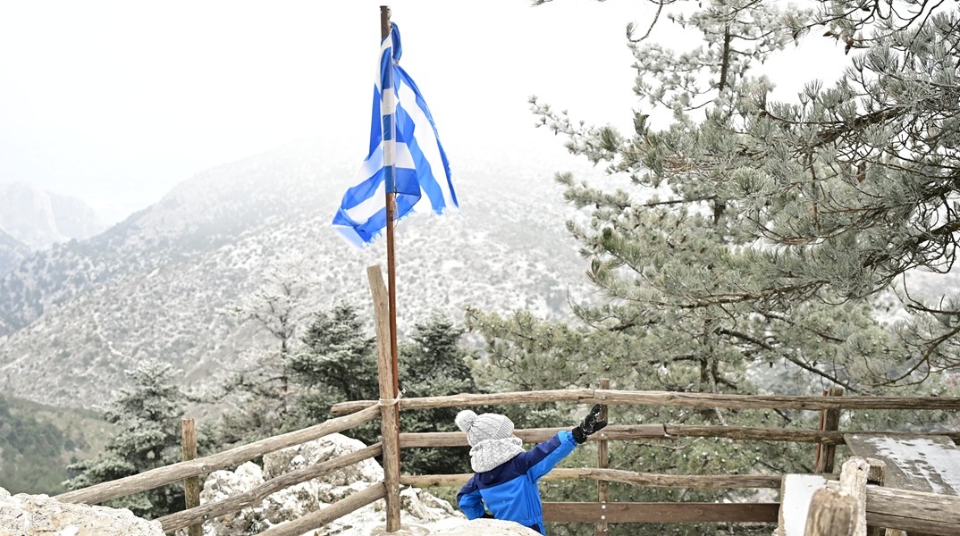 Στα «λευκά» ντύθηκε η Πάρνηθα - Εντυπωσιακές εικόνες από τα πρώτα χιόνια της χρονιάς