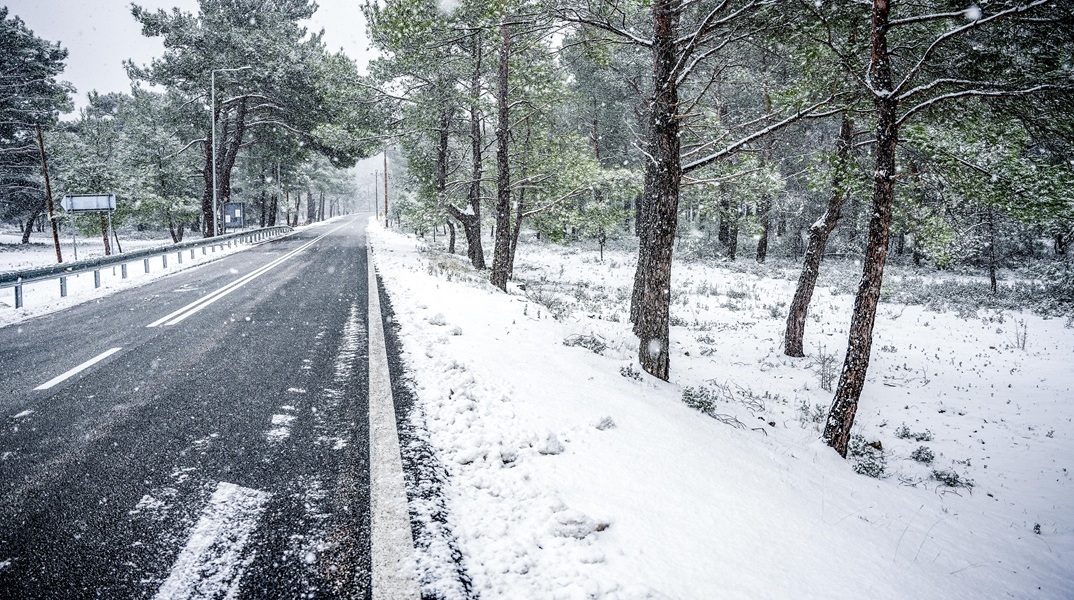 Καιρός: Επέλαση πολικού ψύχους - Πού χιονίζει και ποιες περιοχές θα σαρώσει