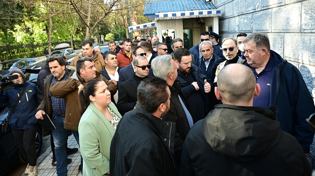 Έφτασαν στο Μέγαρο Μαξίμου οι αγρότες - Σε λίγα λεπτά η συνάντηση με τον Κυριάκο Μητσοτάκη