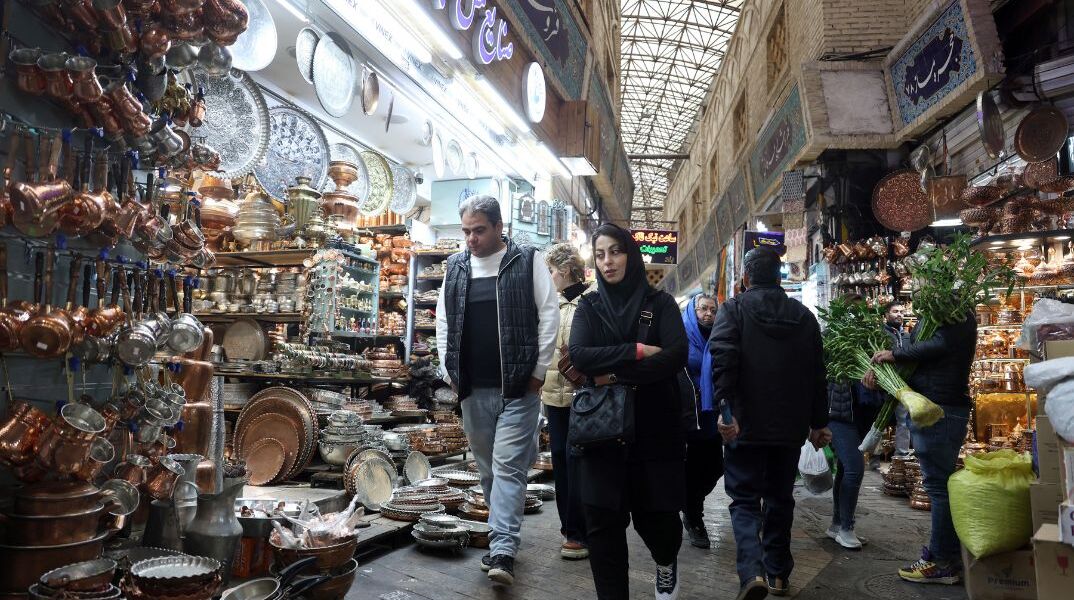 Ιράν: Η οικονομική ραχοκοκαλιά της Επανάστασης του 1979 στρέφεται κατά των μουλάδων