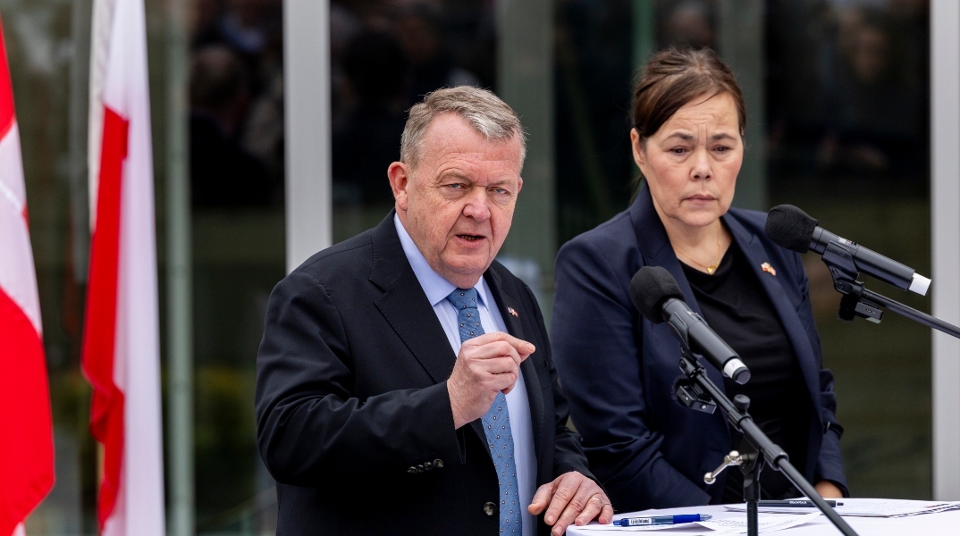 Ο υπουργός Εξωτερικών της Δανίας Lars Lokke Rasmussen (L) και η υπουργός Εξωτερικών της Γροιλανδίας Vivian Motzfeldt