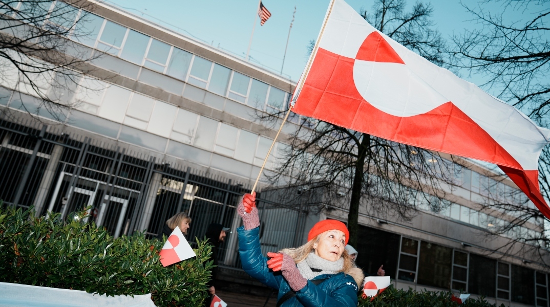 Διαδήλωση με το σύνθημα «Η Γροιλανδία είναι για τους Γροιλανδούς» μπροστά από την πρεσβεία των ΗΠΑ στην Κοπεγχάγη της Δανίας