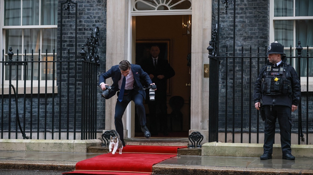 Απρόοπτο στη Ντάουνινγκ Στριτ: Ο φωτογράφος του Πολωνού προέδρου παραλίγο να πατήσει τον Λάρι