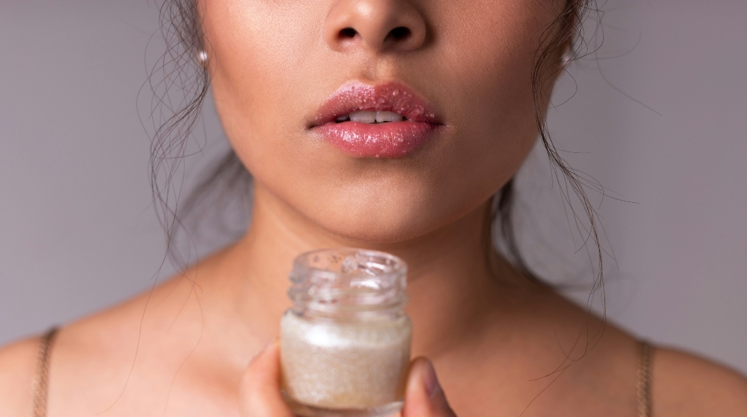 Plumping lip gloss: πόσο ασφαλής είναι αυτή η μέθοδος για τα χείλη μας;