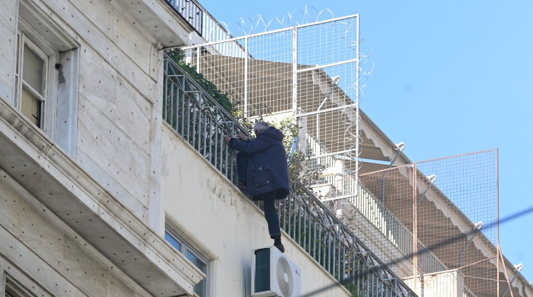 άνδρας απειλεί να πέσει από κτίριο 