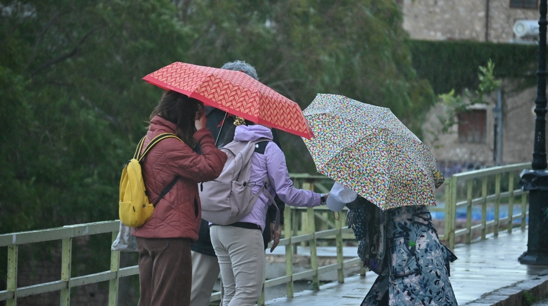 Καιρός, περαστικοι, βροχη