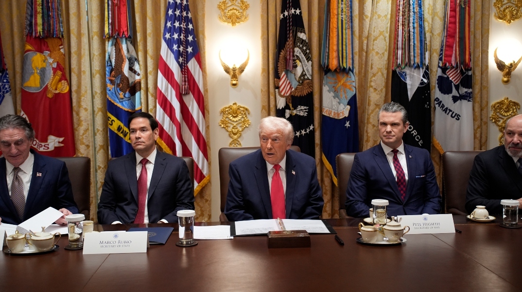 Ο πρόεδρος των ΗΠΑ, Ντόναλντ Τραμπ με το επιτελείο του στον Λευκό Οίκο