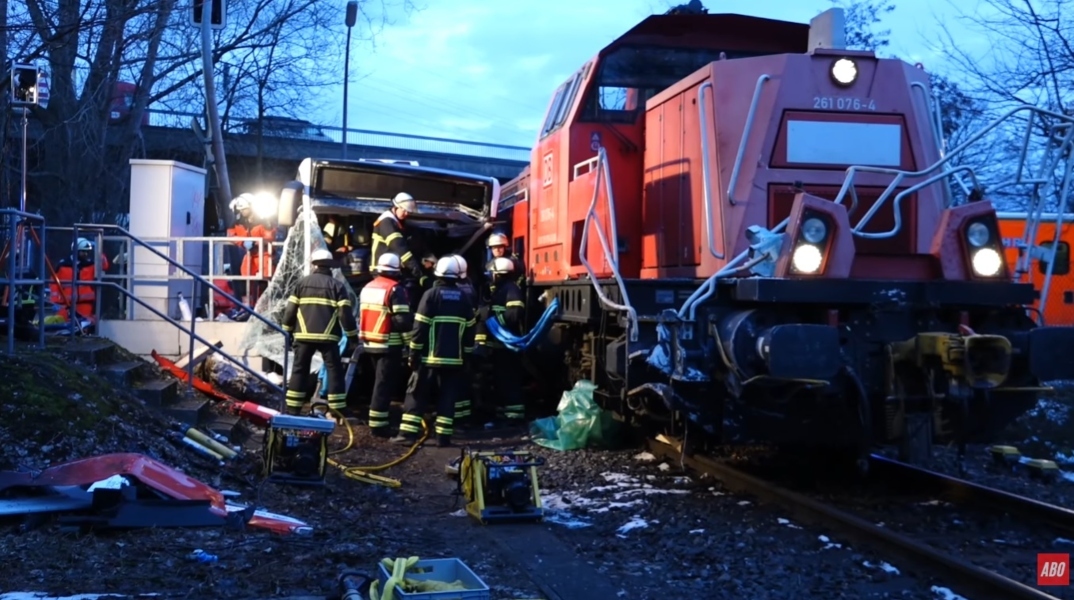 Σφοδρή σύγκρουση τρένου με λεωφορείο 