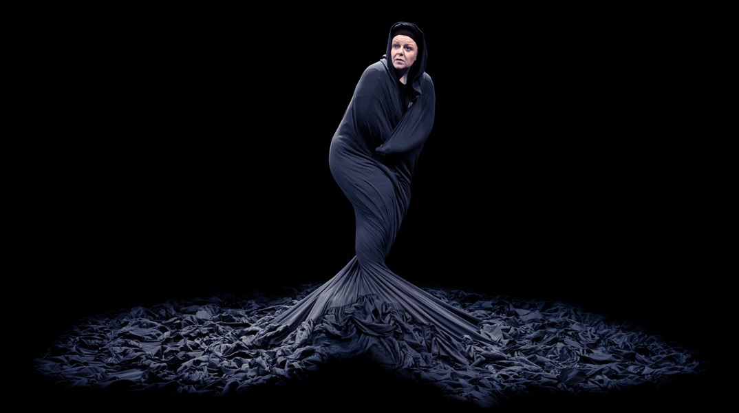 «Η Κυρά της Ρω» στο θέατρο Φιλίπ