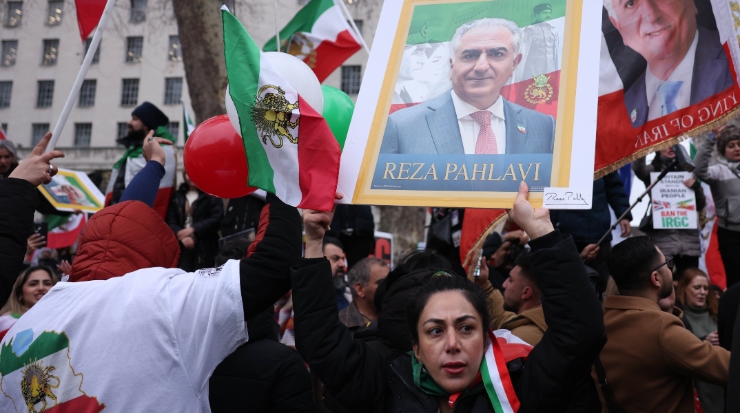 Διαδηλωτές υπέρ του Ρεζά Παχλεβί στο Λονδίνο 