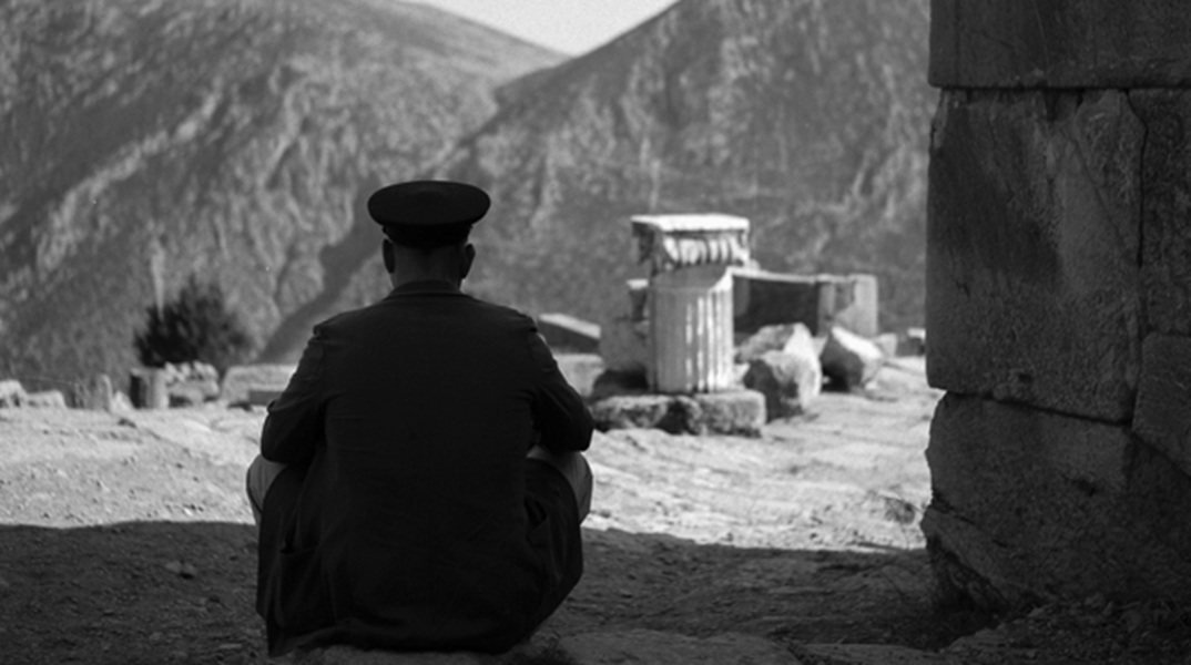 «Οι Δελφοί την δεκαετία του 1950» με τον φακό του Ρόμπερτ ΜακΚέιμπ