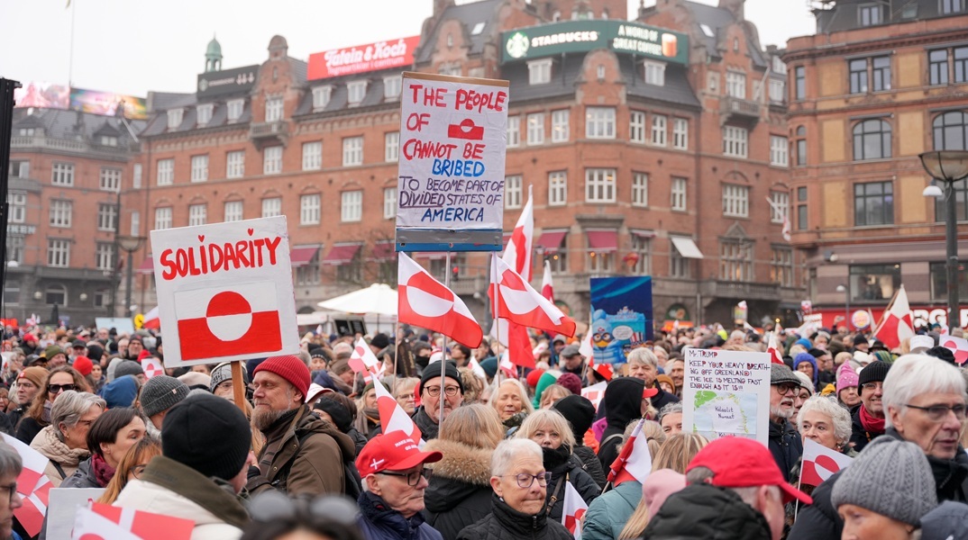 Μαζικές διαδηλώσεις σε όλη τη Δανία και τη Γροιλανδία