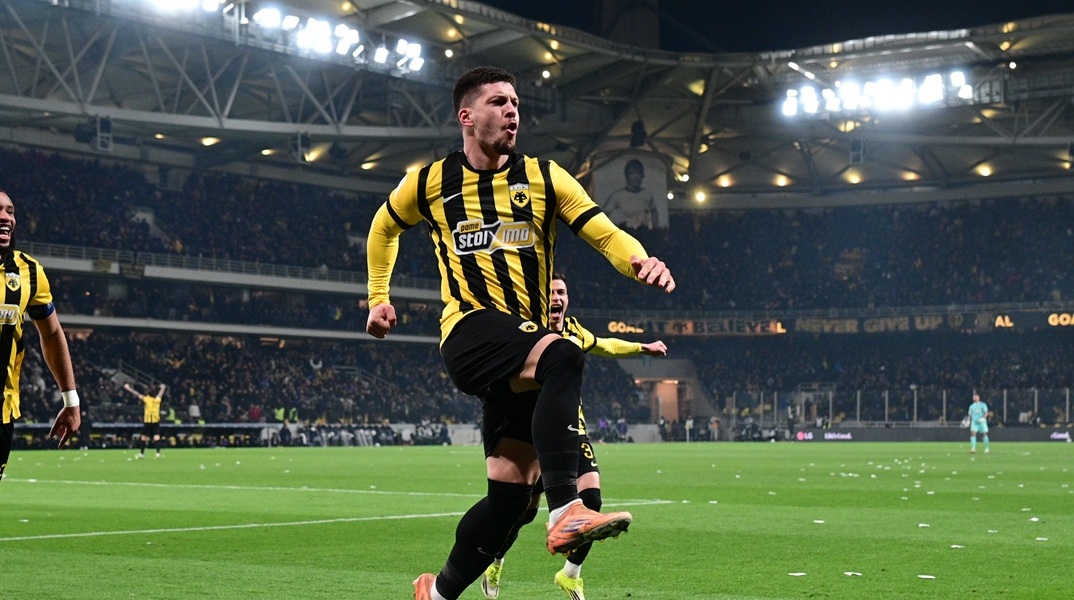 Ο Λούκα Γιόβιτς πανηγυρίζει ένα εκ τωμ 4 γκολ που πέτυχε κόντρα στον Παναθηναϊκό