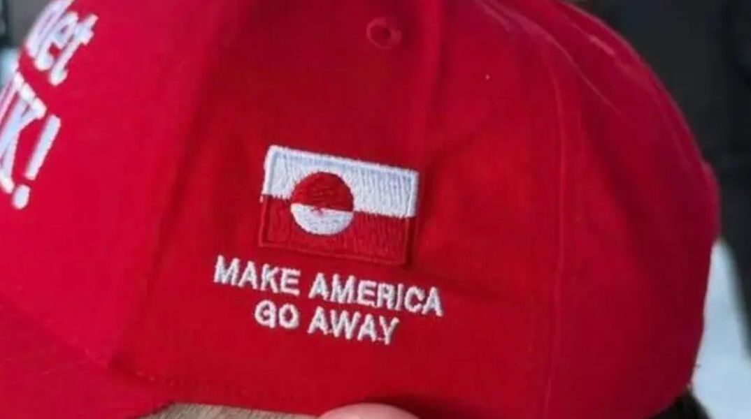 «Make America Go Away»: κόκκινα καπέλα γίνονται σύμβολο αντίστασης στη Δανία για τη Γροιλανδία