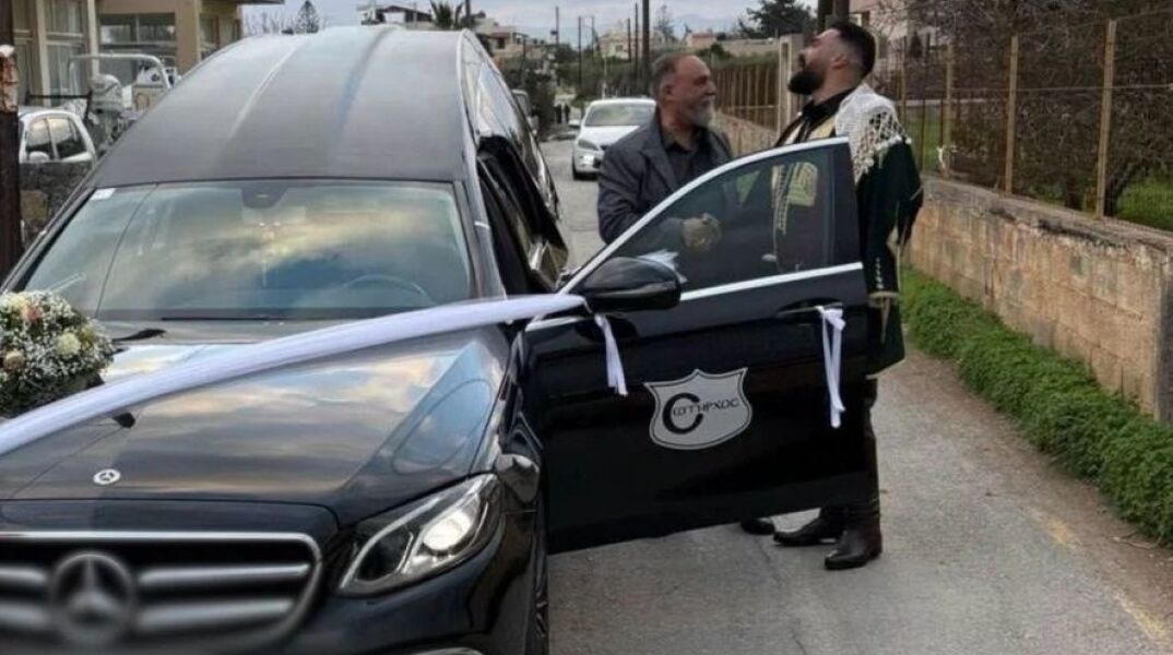 Με νεκροφόρα στον γάμο του για «να κάνει τη διαφορά»