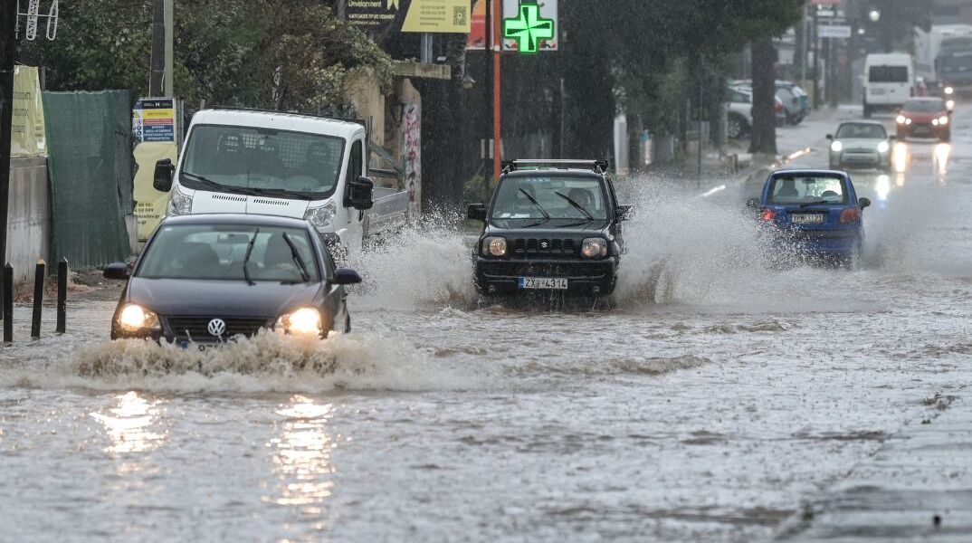 Κακοκαιρία στην Αττική: Απεγκλωβισμοί οδηγών και «ποτάμια» οι δρόμοι