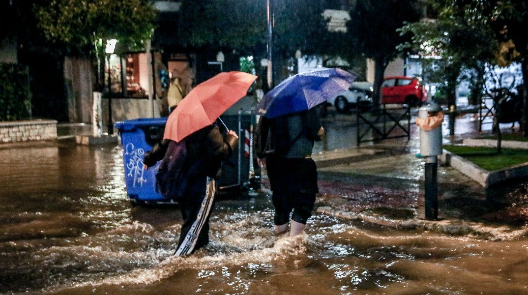 Η κακοκαιρία σφυροκοπά την Αττική: Κυκλοφοριακό «μπλακ άουτ», υπερχείλιση ρεμάτων, παρασύρονται οχήματα
