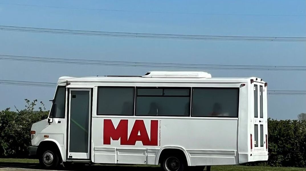 Νταβός: Η Μαρίνα Αμπράμοβιτς φέρνει το «THE BUS» και καλεί τους ηγέτες σε ψηφιακή αποτοξίνωση